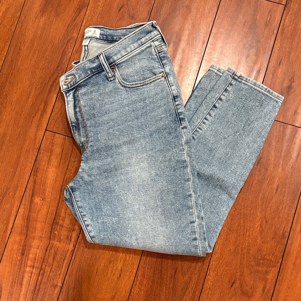 Abercrombie & Fitch Light Blue Women's Cropped Jeans